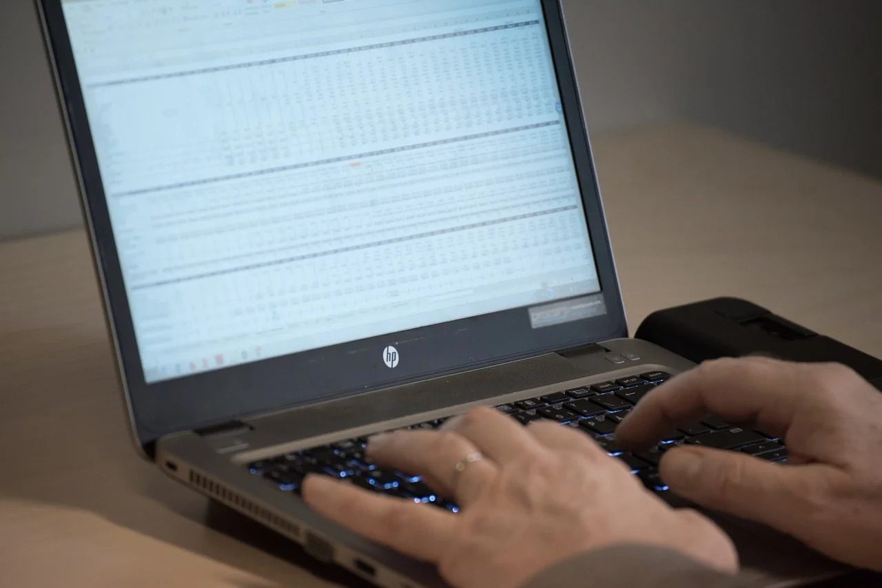 financial-planning-imgss person using laptop
